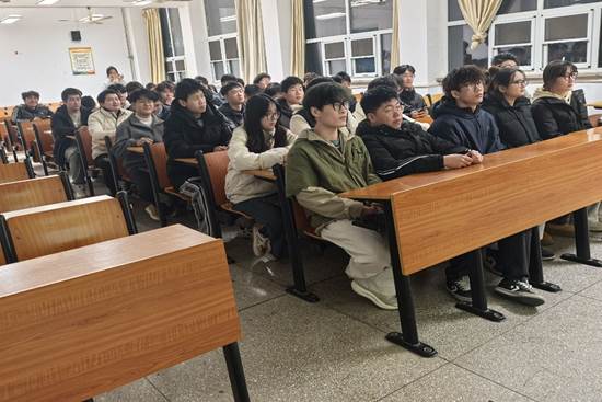 一群人在餐厅的椅子上 描述已自动生成