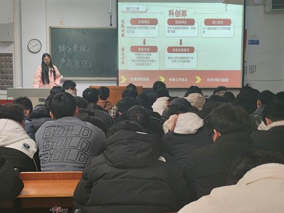 一群人正在听演讲 描述已自动生成