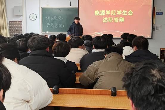 会议室里的人们 描述已自动生成