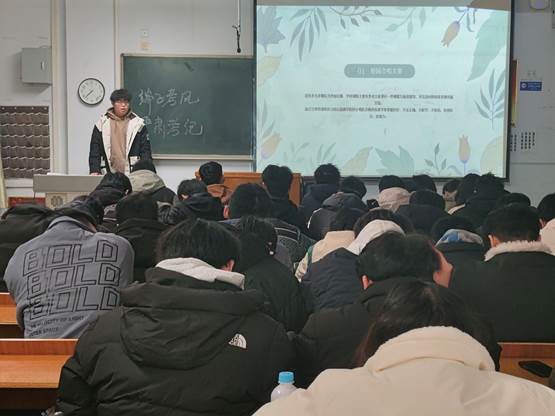 一群人在开会 描述已自动生成